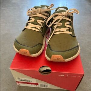 Altra Superior 5 Trail Running Shoes - size 6